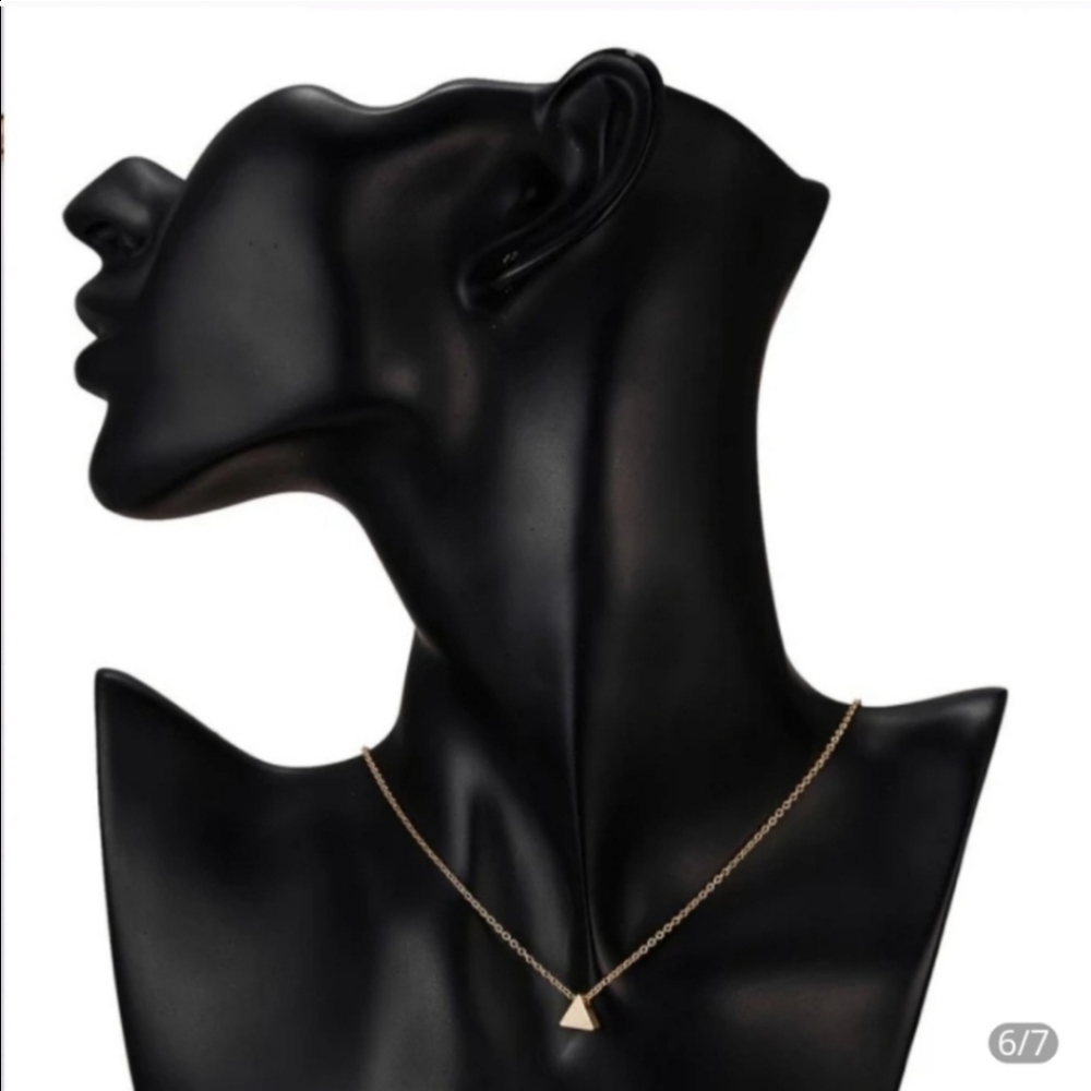 New Simple Triangle Pendant Necklace - Picture 4 of 7